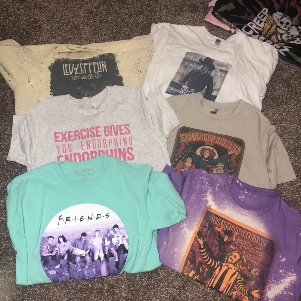 BUNDLE ‼️‼️ 18 graphic Ts